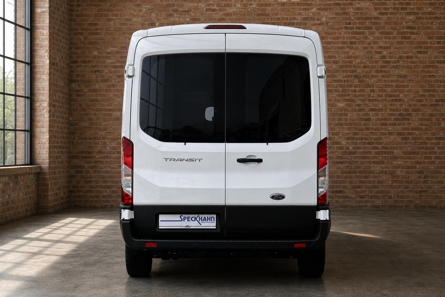 Ford Transit Kastenwagen weiß – gerade Heckansicht im Industriegebäude