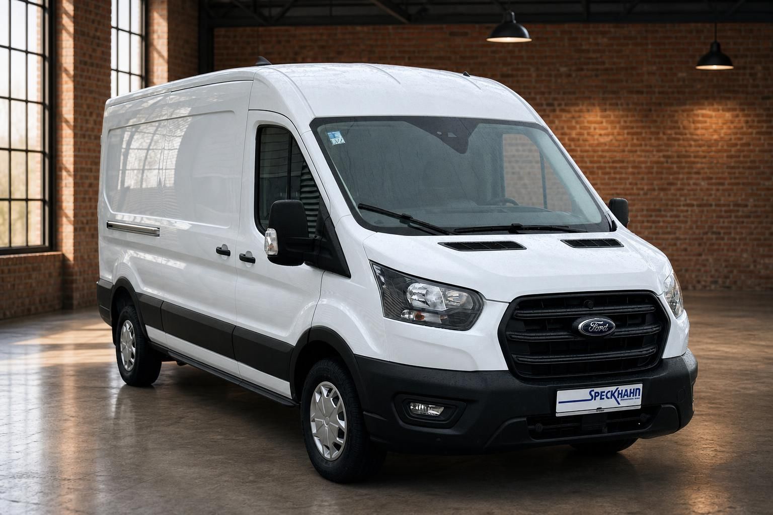 Ford Transit Kastenwagen weiß – Frontansicht schräg links im Industriegebäude