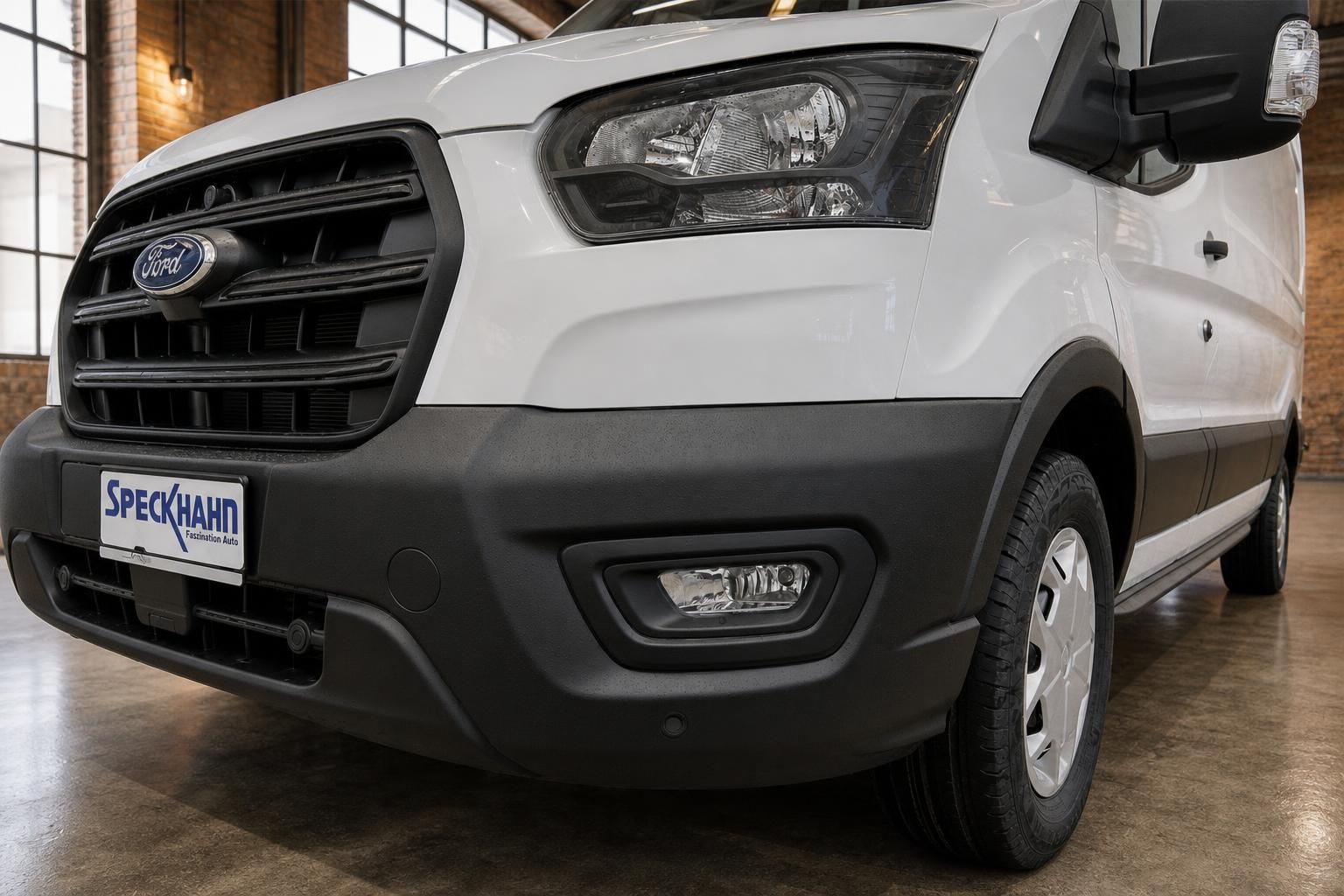 Ford Transit Frontpartie Nahaufnahme – Kühlergrill, Scheinwerfer und Stoßstange weiß