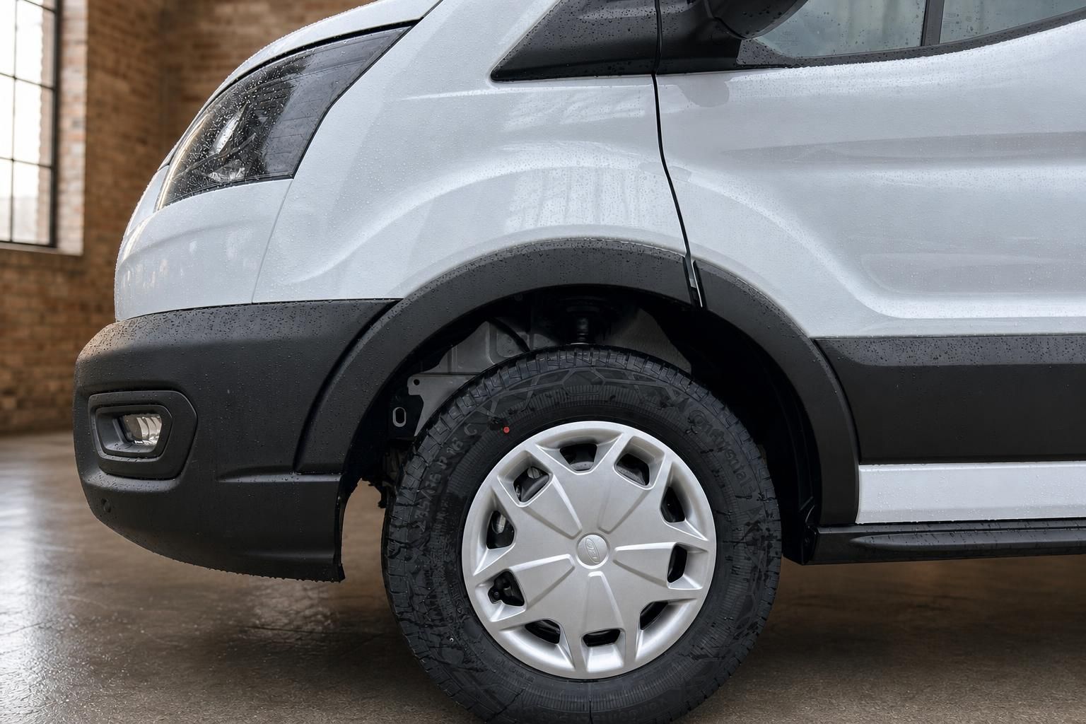 Ford Transit Vorderrad Nahaufnahme – Radkasten, Reifen und Stahlfelge weiß