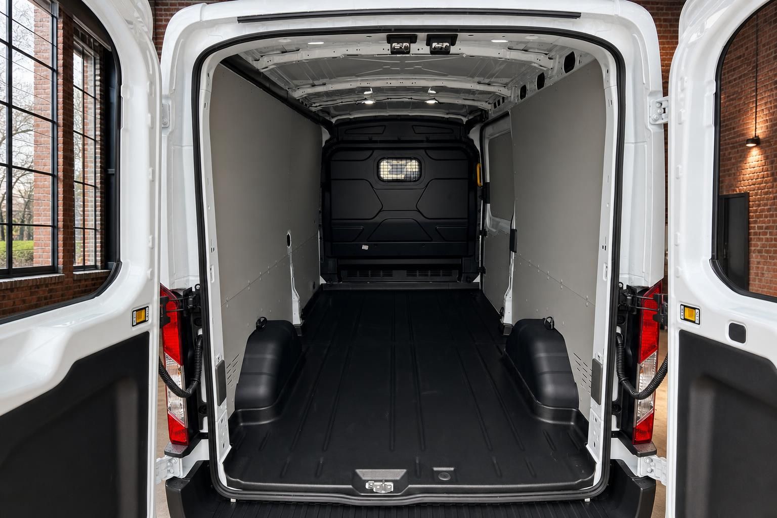 Ford Transit Laderaum offen – geräumiger weißer Kastenwagen Innenraum mit schwarzem Boden