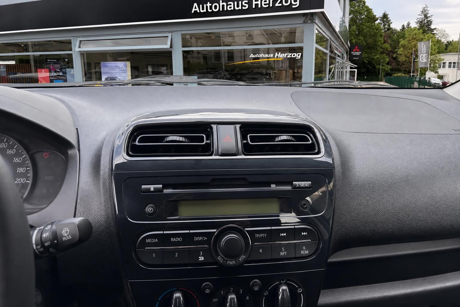 Mitsubishi Armaturenbrett mit Radio und Klimabedienung im Innenraum
