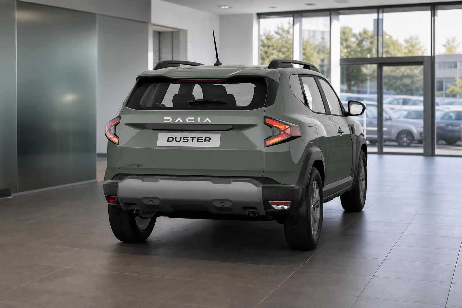 Dacia Duster in Gruen, Heckansicht im Autohaus Showroom
