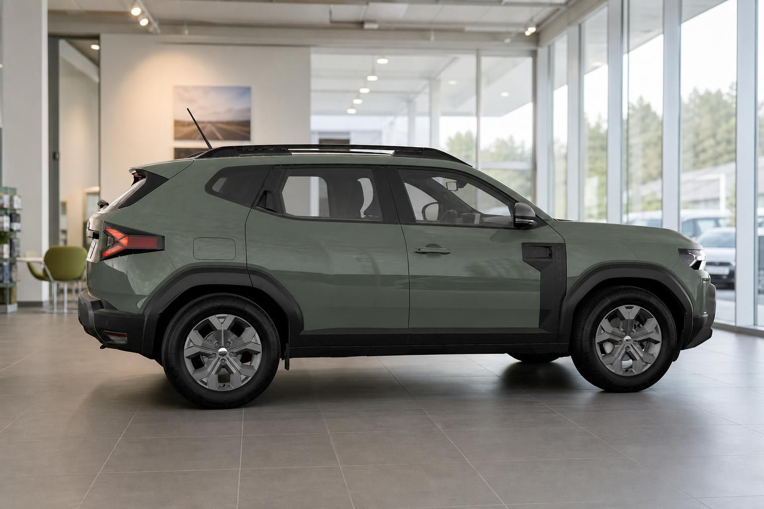Dacia Duster in Gruen, Seitenansicht im Autohaus