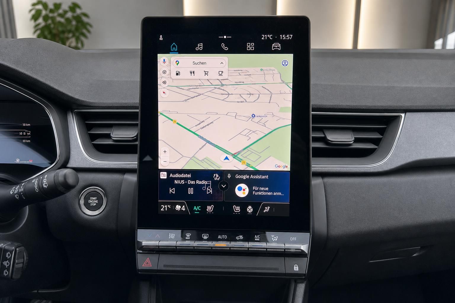 Touchscreen-Infotainmentsystem mit Navigationskarte und Klimasteuerung im Fahrzeug