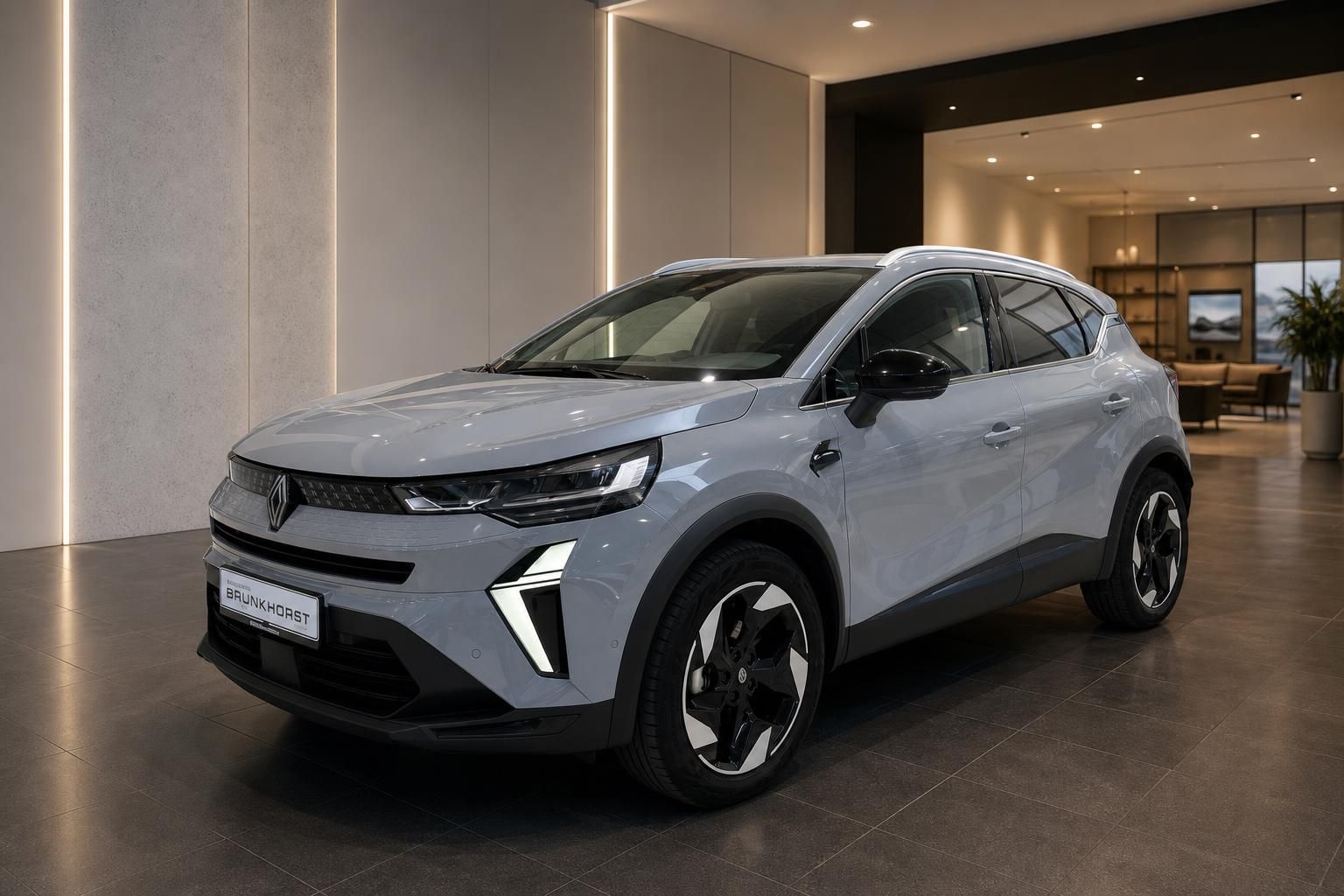 Grauer Renault Captur SUV in Autohaus-Showroom mit schwarzen Akzenten und modernem Design