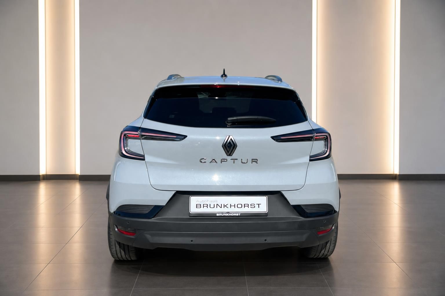 Renault Captur Heckansicht mit LED-Rückleuchten und Brunkhorst Kennzeichen in grauer Lackierung