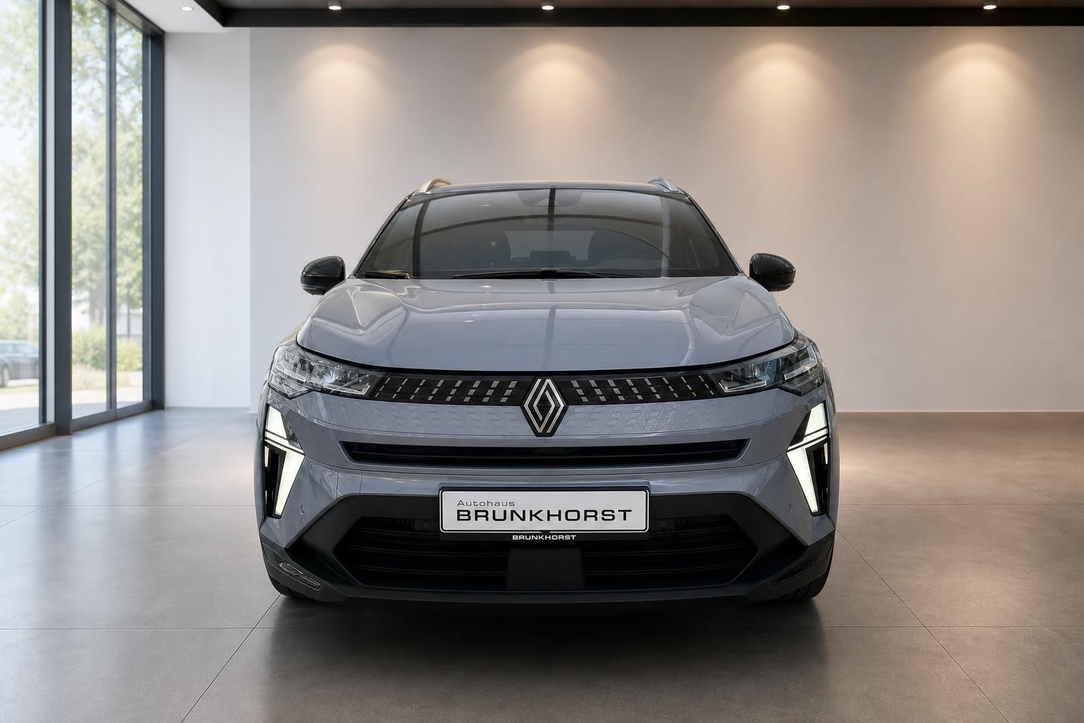 Renault Captur Frontansicht mit charakteristischem Kühlergrill und LED-Tagfahrlicht im Showroom
