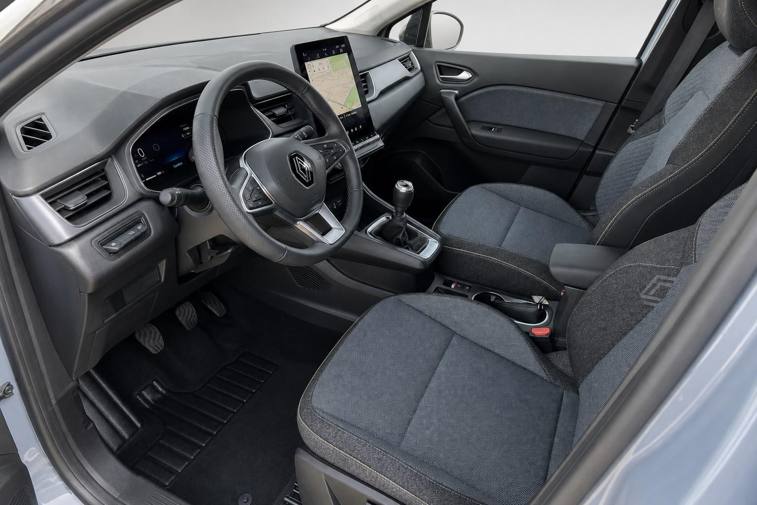 Renault Captur Innenraum mit Lenkrad, Touchscreen-Display und grauer Stoffausstattung