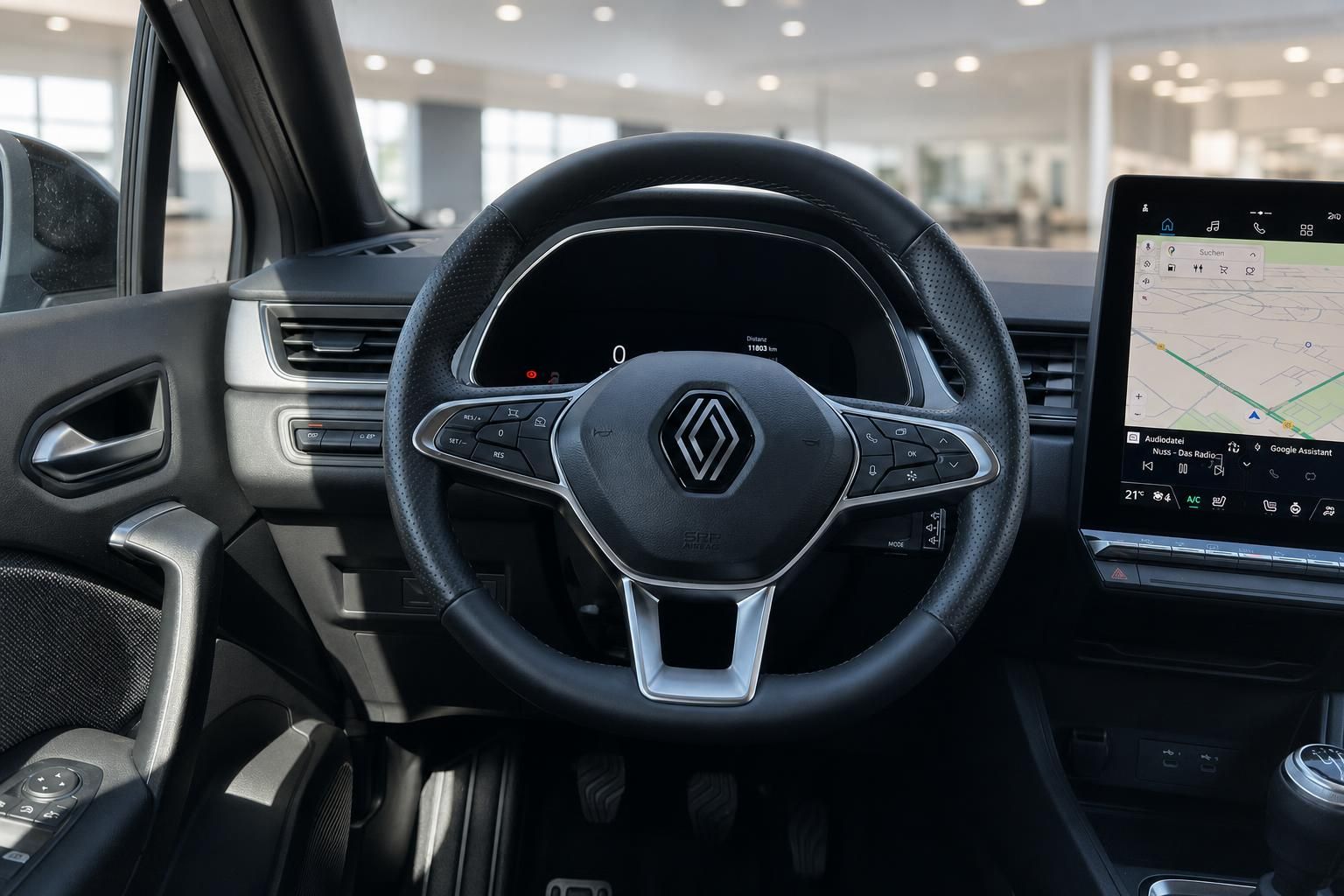 Renault Lenkrad mit Multifunktionstasten und digitalem Kombiinstrument im Cockpit