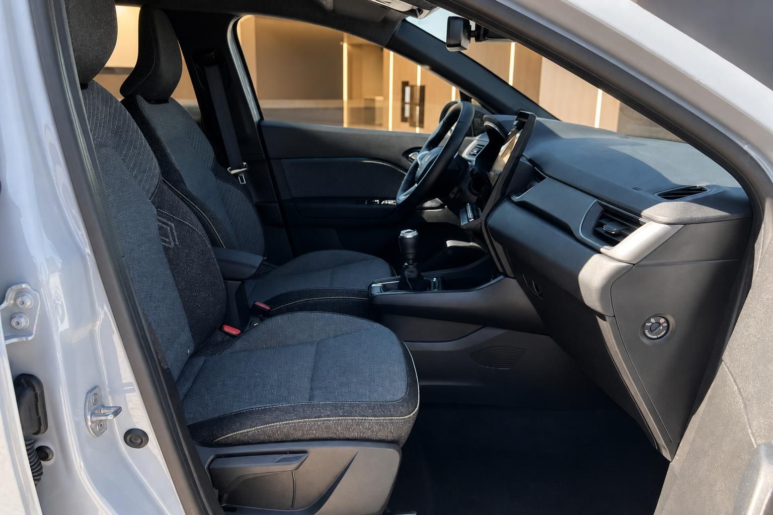 Fahrzeug Innenraum mit dunkler Ausstattung und Sitzpolster, moderne Cockpit-Ansicht