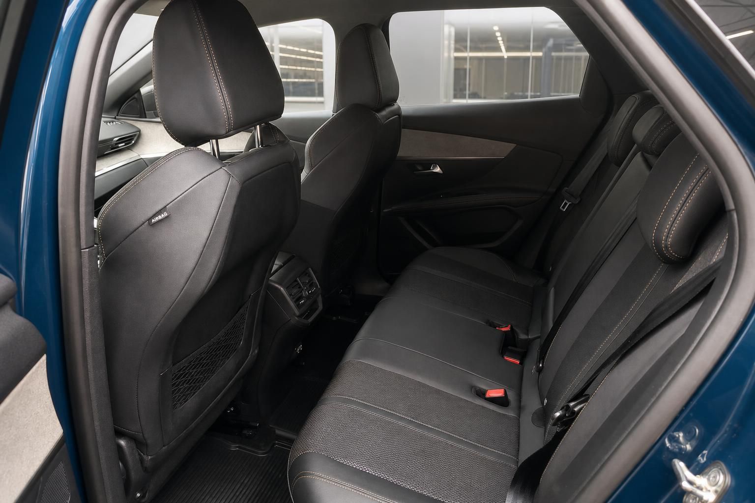 Peugeot Rücksitze mit schwarzem Lederbezug und Kontrastnähten im Detail
