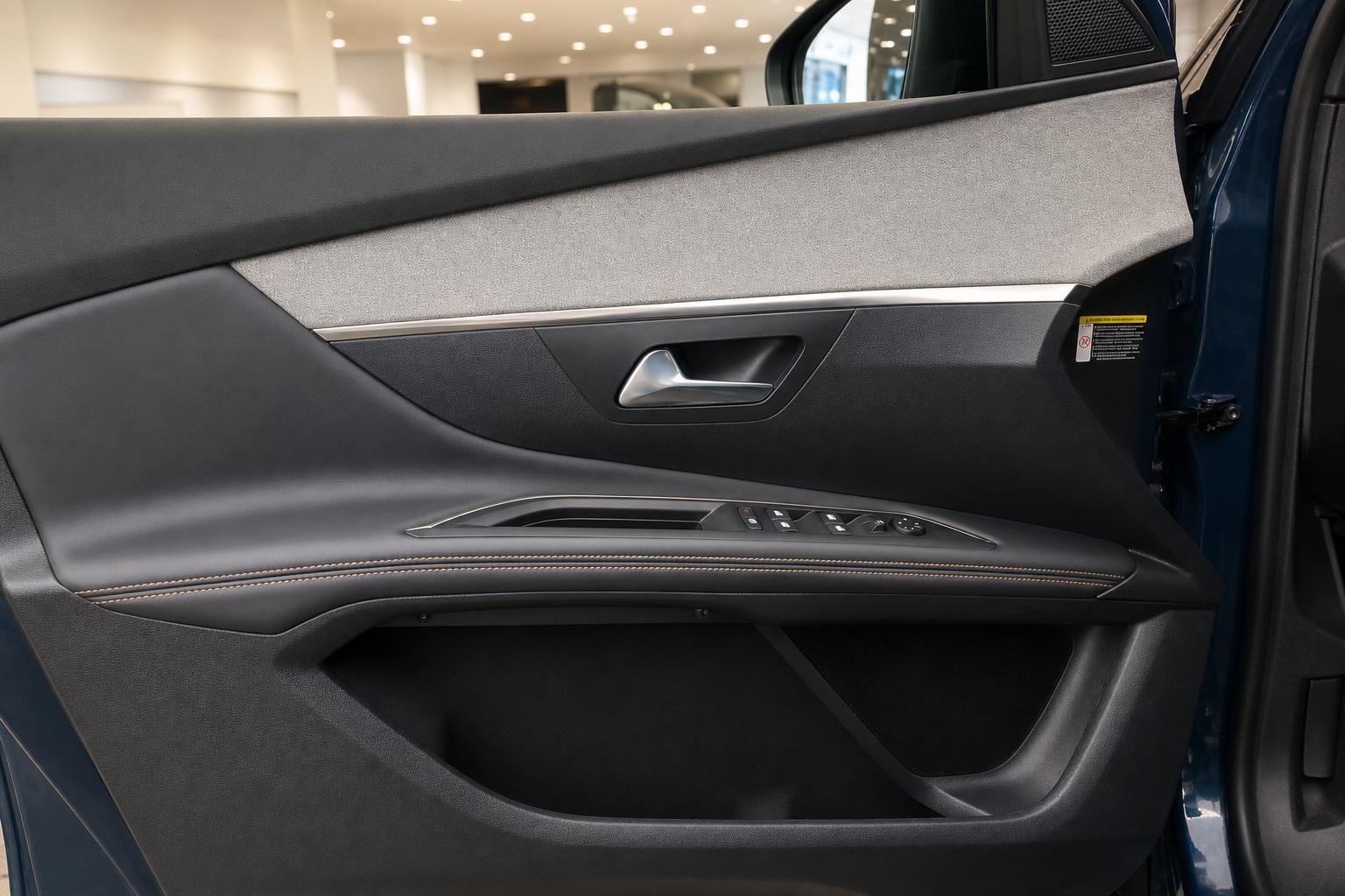 Peugeot Türverkleidung mit Griff, Fensterhebern und Stoffeinsatz im Detail