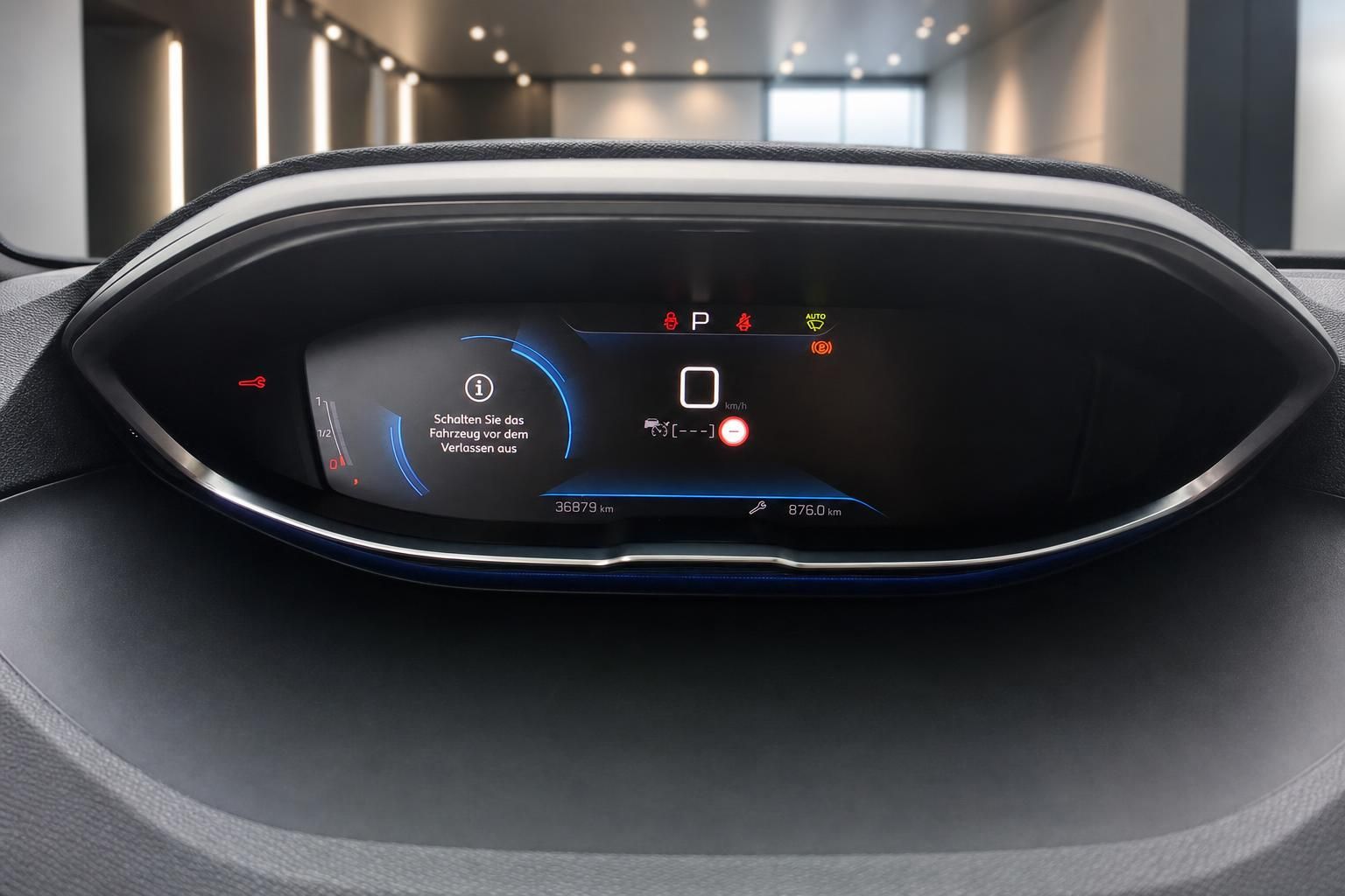 Digitales Kombiinstrument mit Bordcomputer im Fahrzeug-Cockpit
