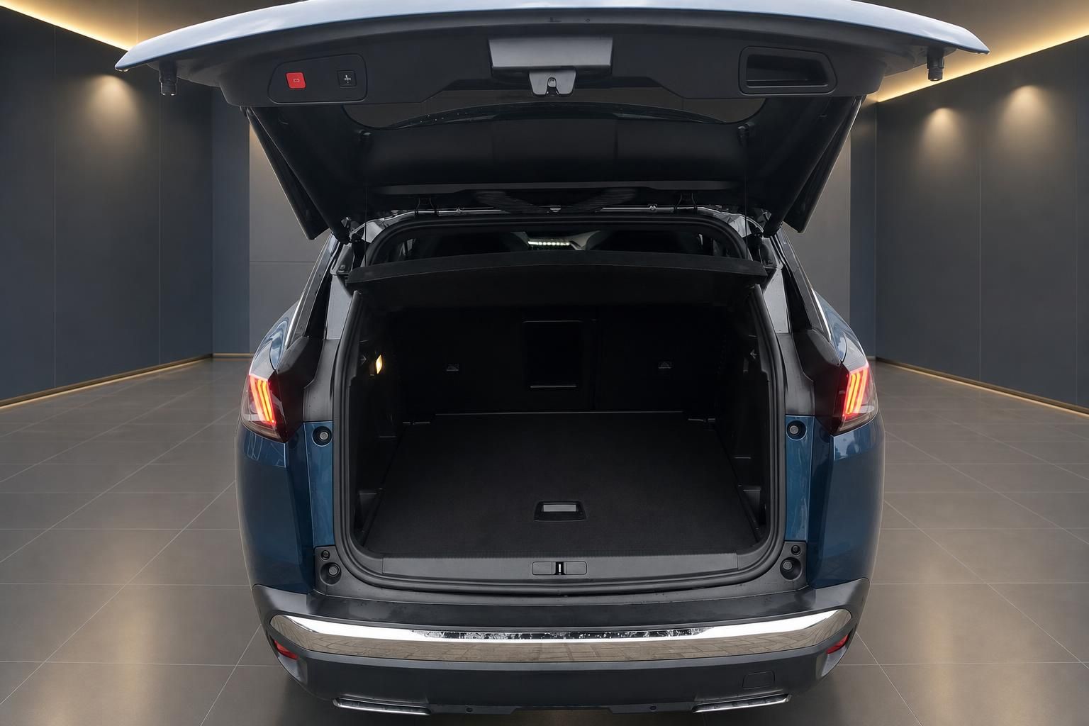 Blaues SUV mit geoeffneter Heckklappe und geraeumigem Kofferraum