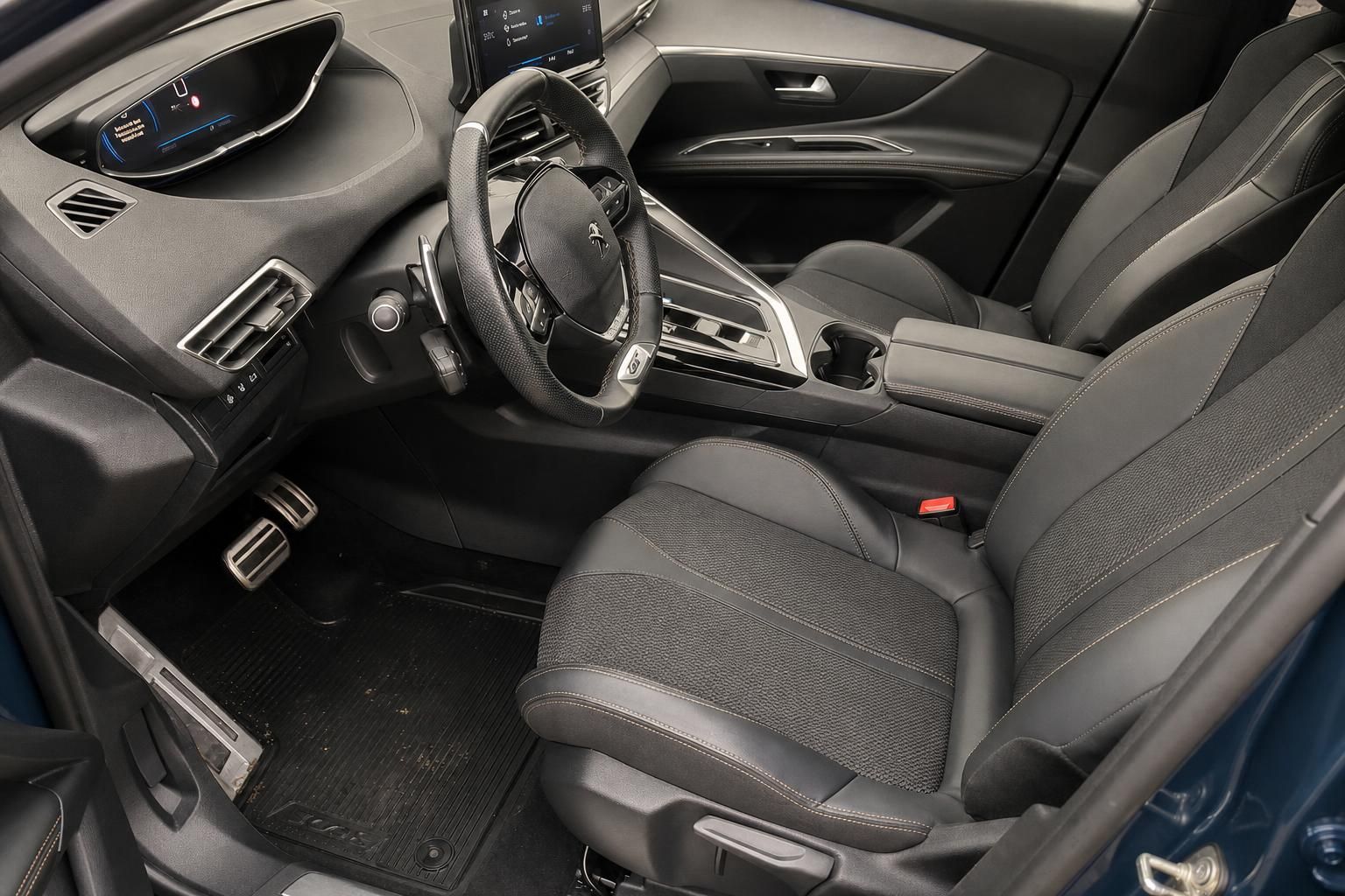 Peugeot 3008 Innenraum, Cockpit und Vordersitze in Schwarz