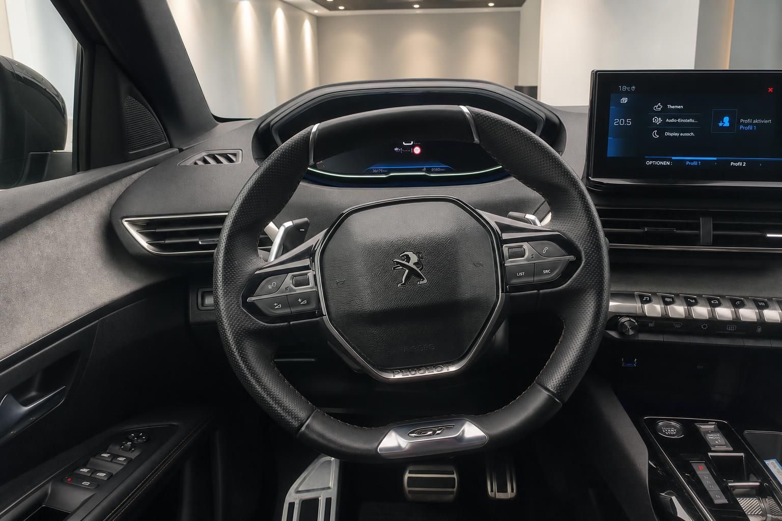 Peugeot GT Lenkrad mit Multifunktionstasten und digitalem Cockpit im Detail