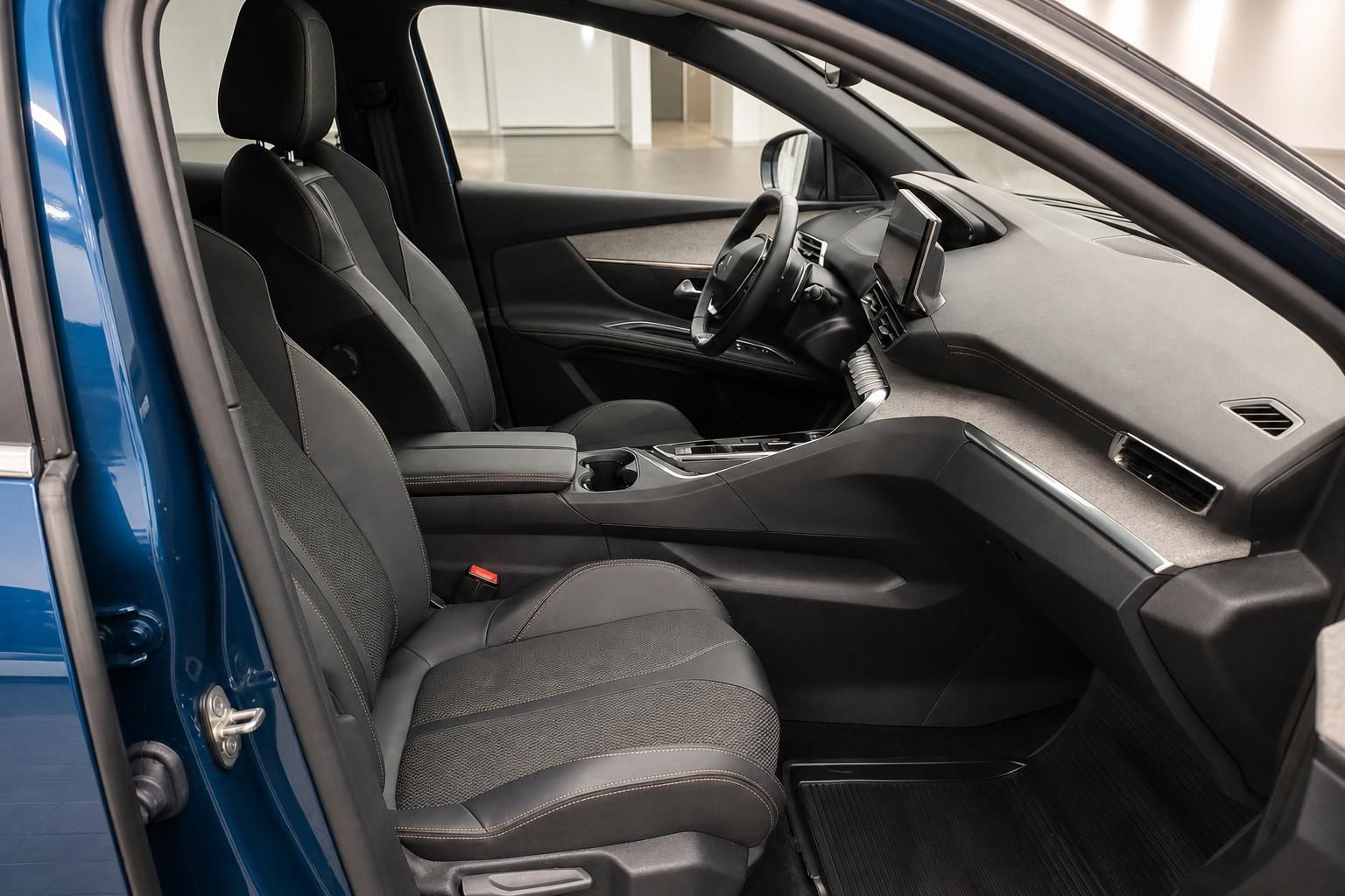 Peugeot Innenraum mit Vordersitzen, Armaturenbrett und Touchscreen in Blau
