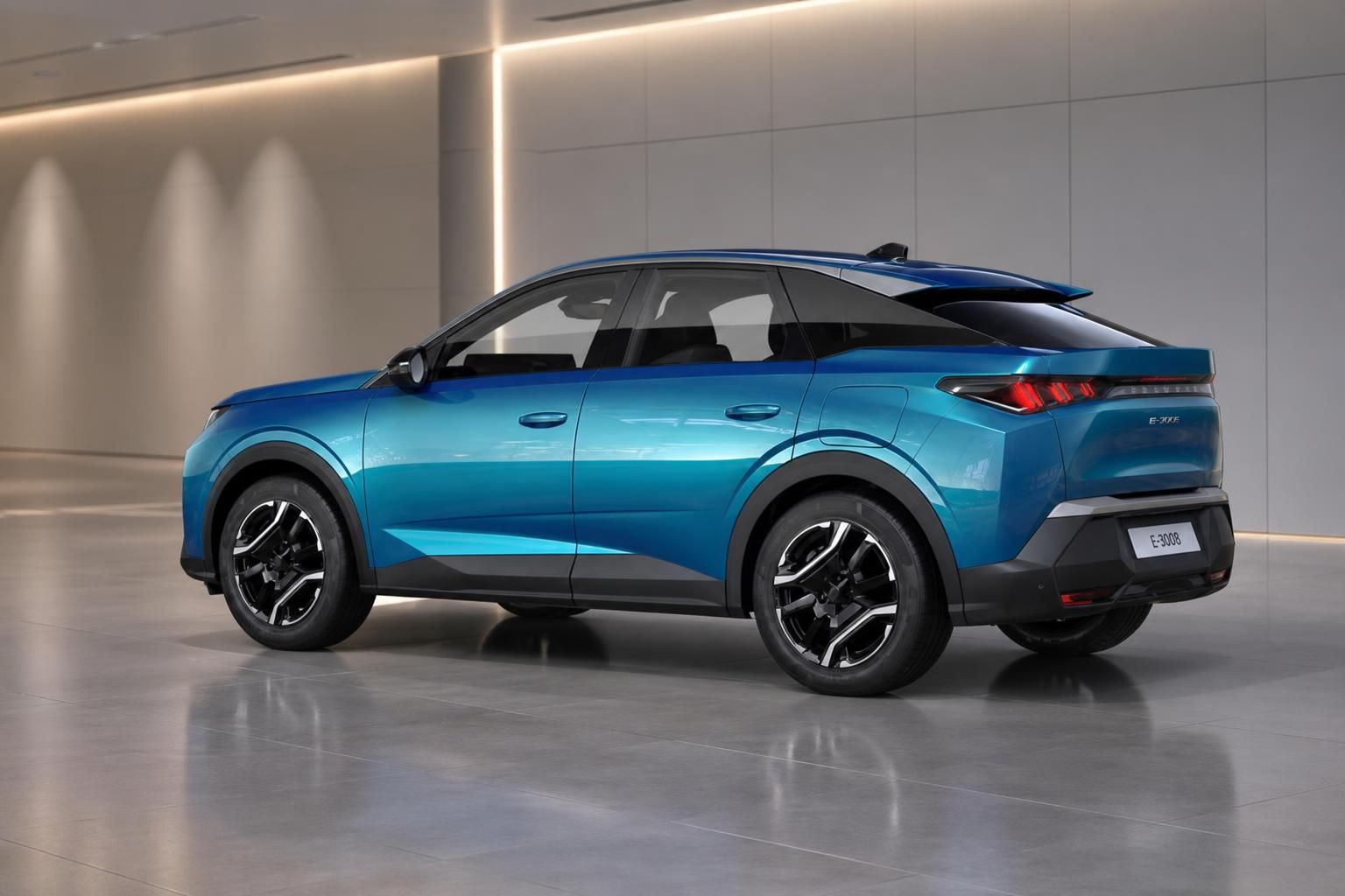 Peugeot E-3008 in Blau, Heckansicht im modernen Showroom