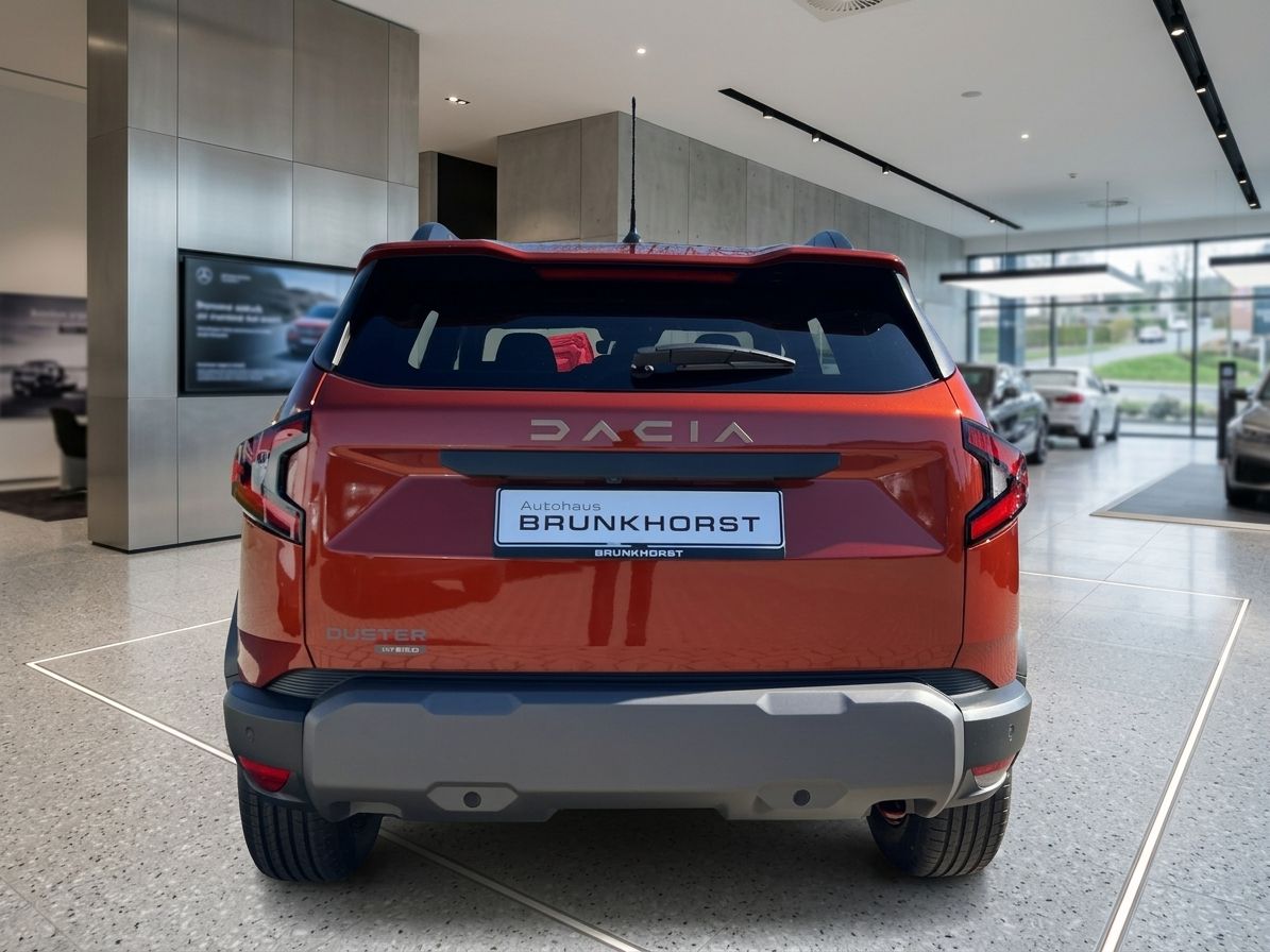 Dacia SUV Orange - Heckansicht im Autohaus mit Kennzeichen Brunkhorst