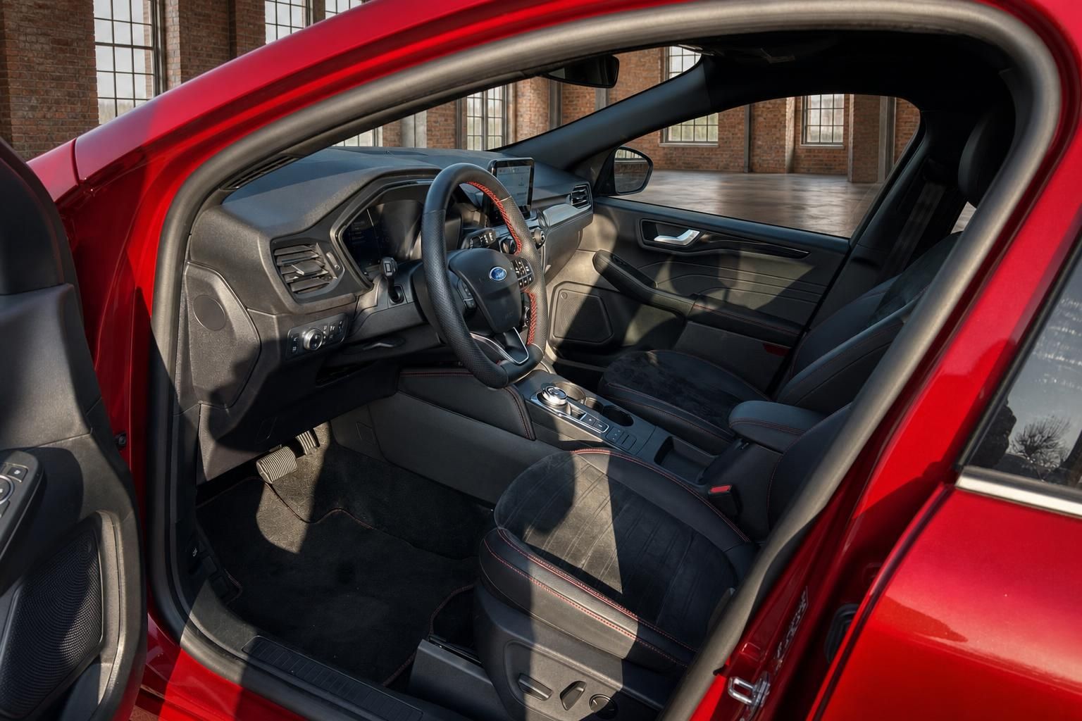 Ford Kuga Innenraum – Cockpit mit Lederlenkrad und Sportsitzen in Schwarz