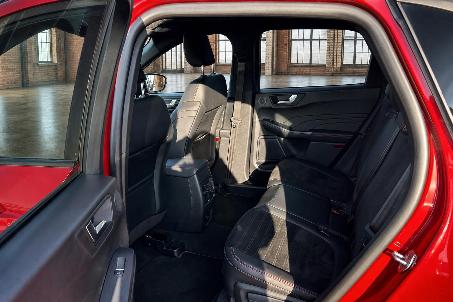 Ford Fondsitze im Innenraum mit schwarzem Leder und roter Ziernaht