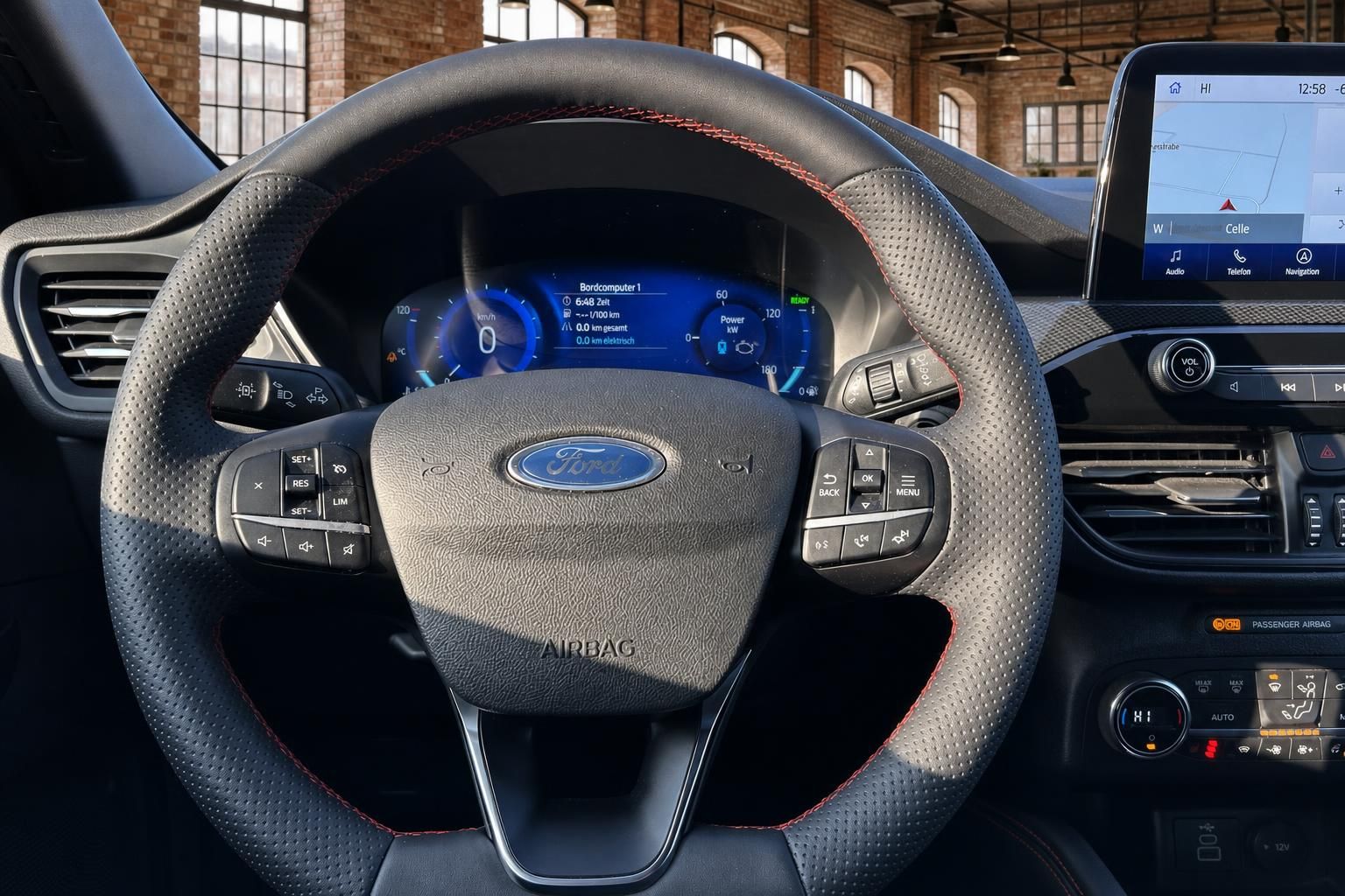 Ford Lenkrad Nahaufnahme mit Bordcomputer und Navigationsdisplay