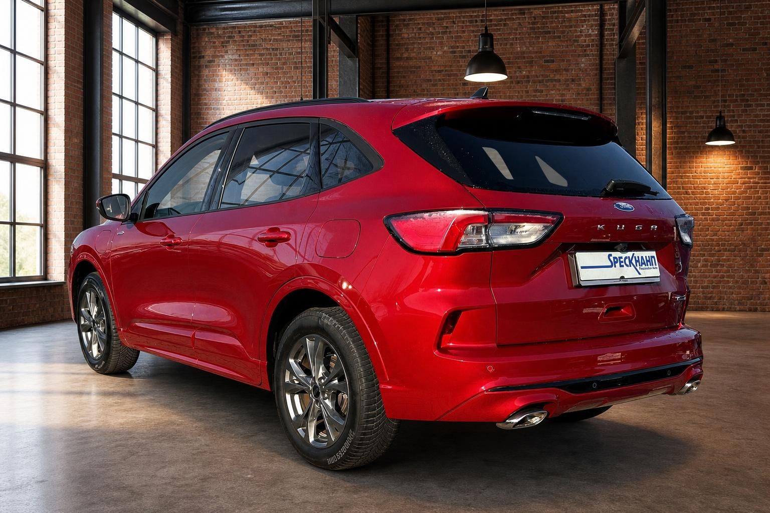 Ford Kuga rot Heck seitlich SUV in Industrie-Loft bei Speckhahn