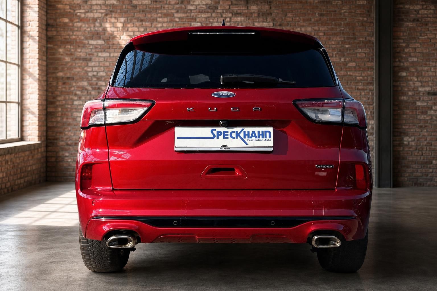 Ford Kuga Hybrid rot Heckansicht mit Kennzeichenhalter Speckhahn
