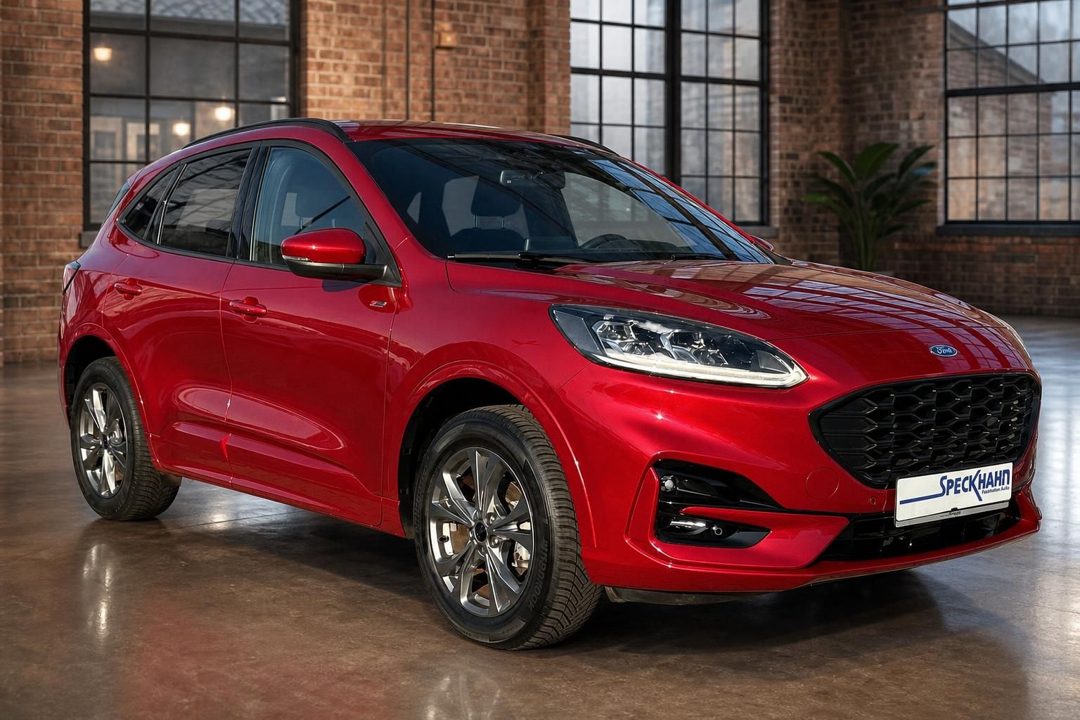 Ford Kuga rot Frontansicht SUV in Loft-Halle beim Autohaus Speckhahn