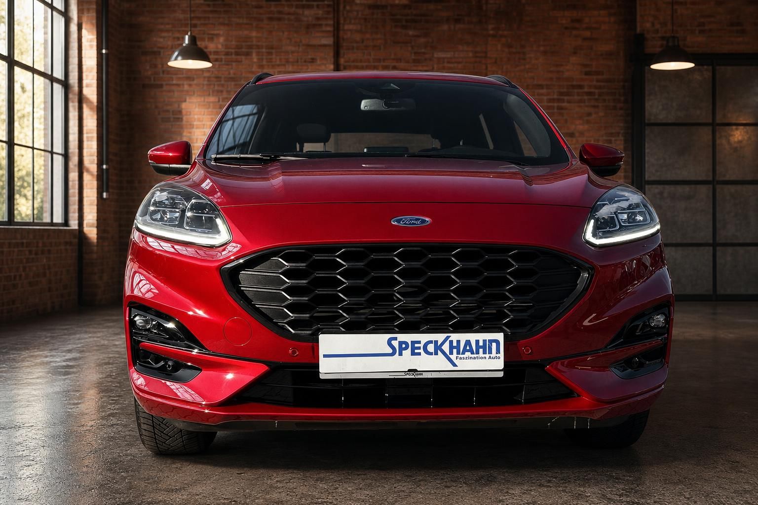 Ford Kuga in Rot – Frontansicht mit markantem Kühlergrill und LED-Scheinwerfern