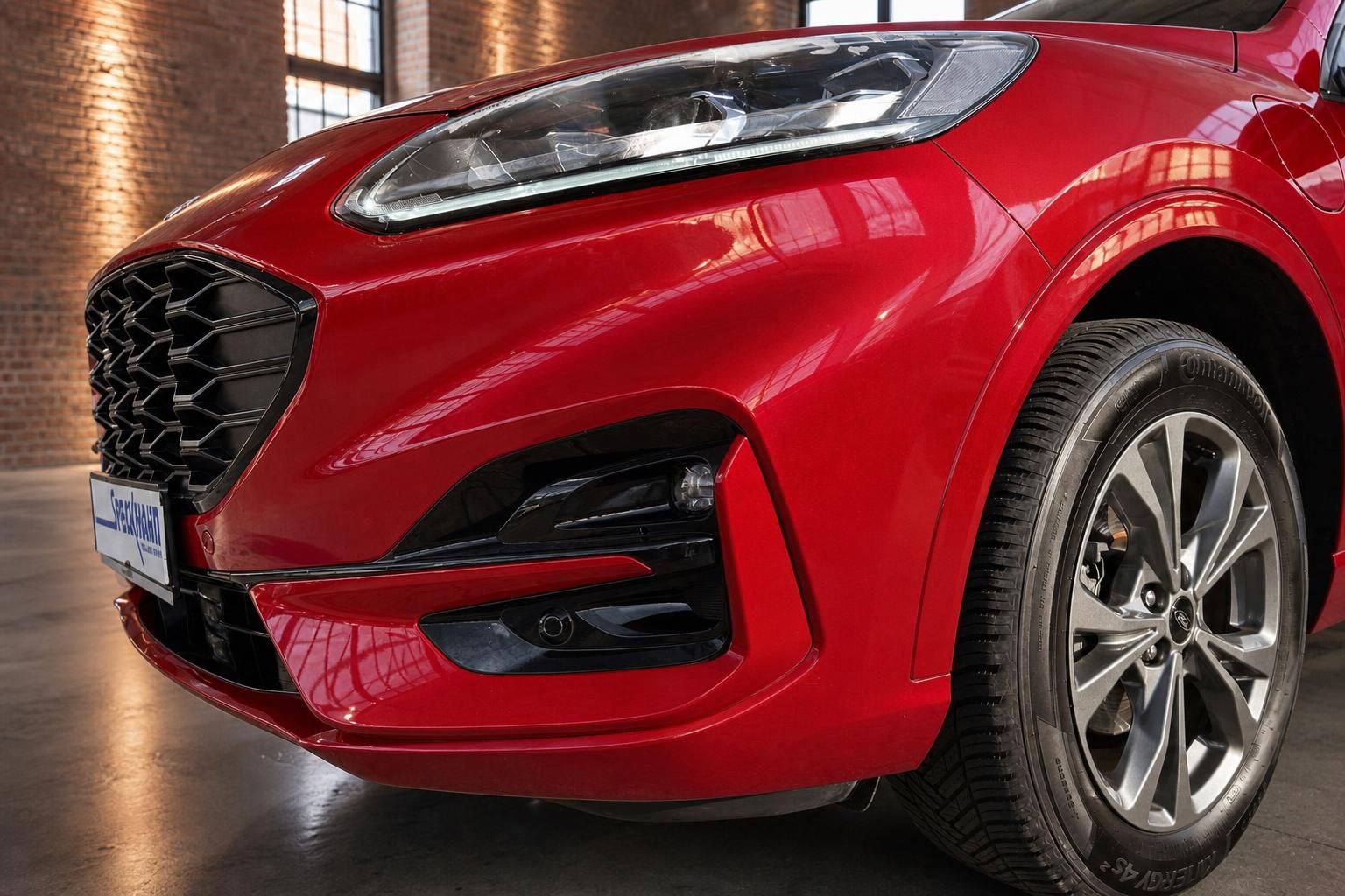 Ford Kuga rot – Detailansicht Scheinwerfer, Frontstoßstange und Leichtmetallfelge