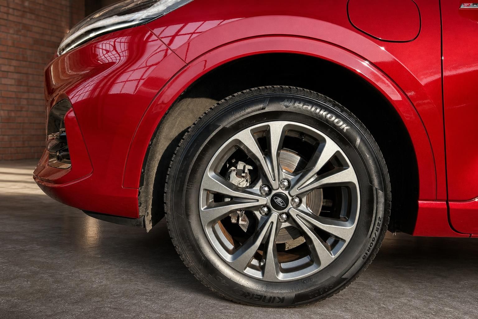 Ford ST-Line rot – Nahaufnahme Leichtmetallfelge und Vorderradkasten