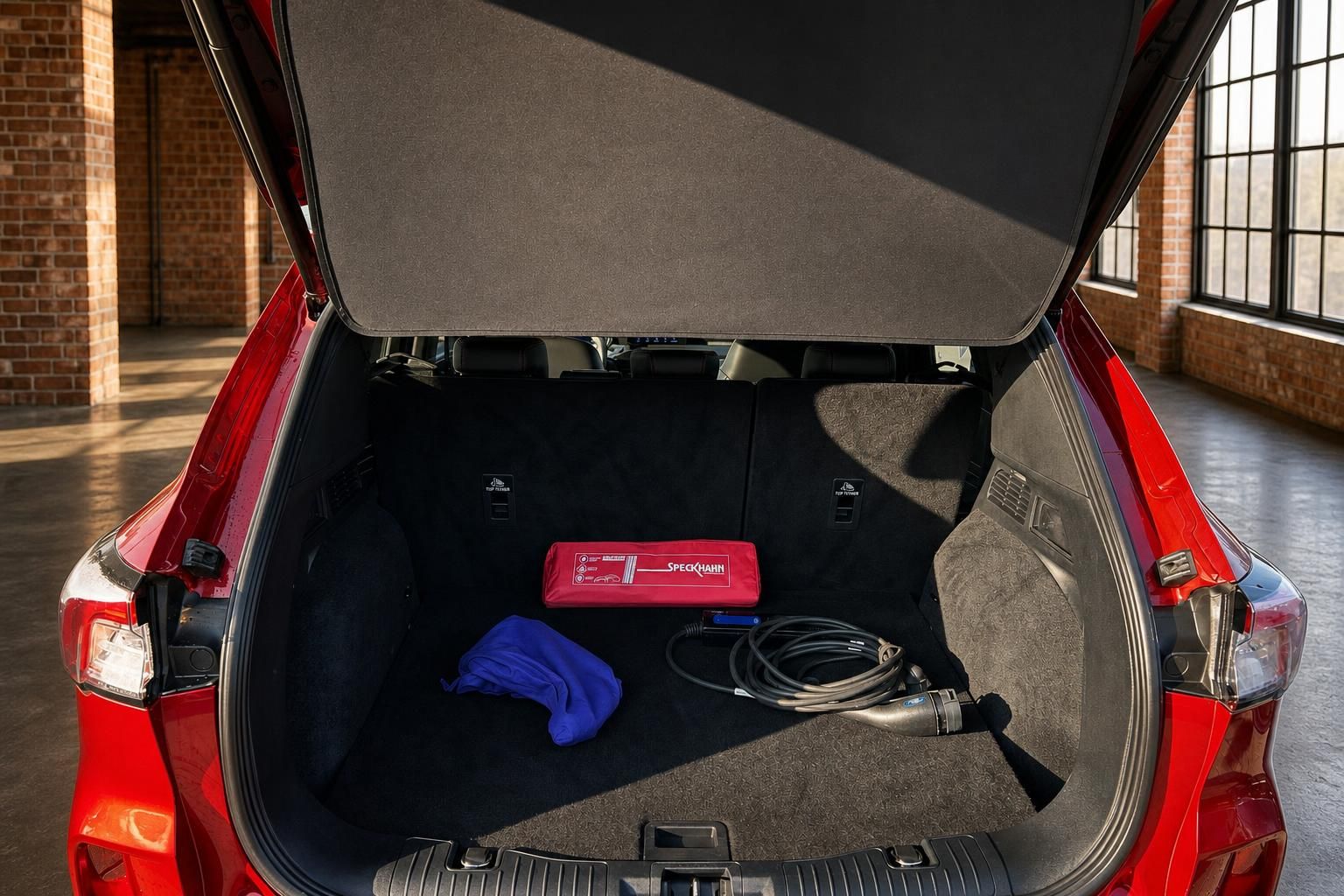 Ford Kuga Kofferraum mit Ladekabel und Zubehör – geöffnete Heckklappe