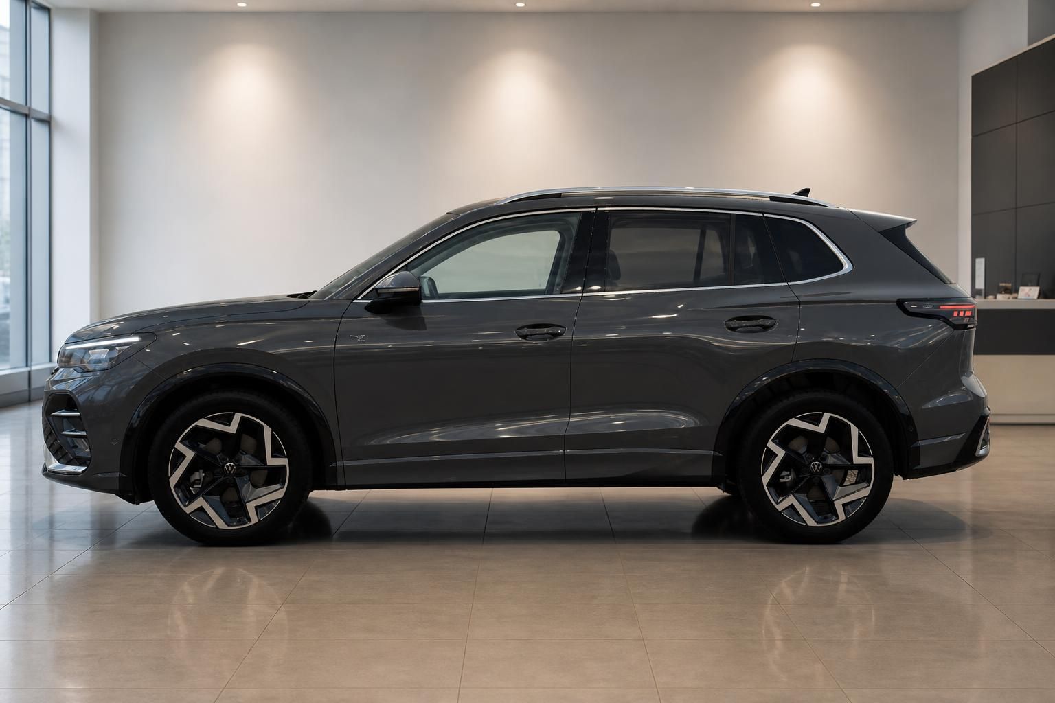 VW Tiguan in Grau, Seitenansicht im Autohaus