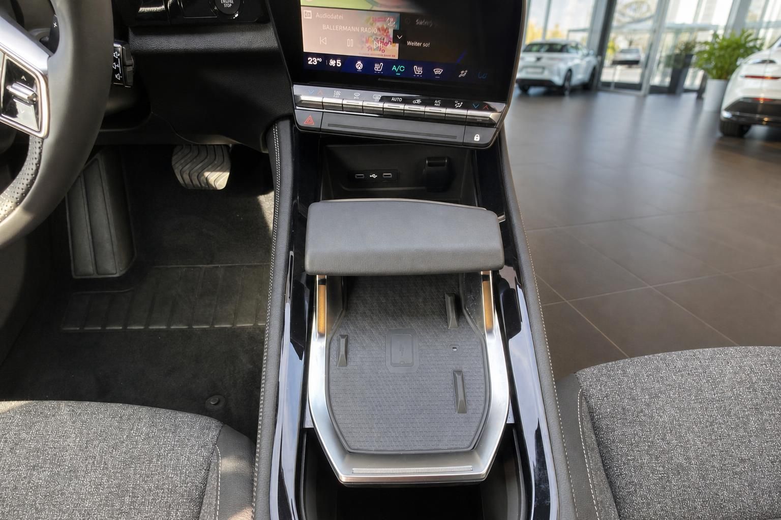 Renault Mittelkonsole mit Touchscreen, USB-Anschlüssen und Ablagefach