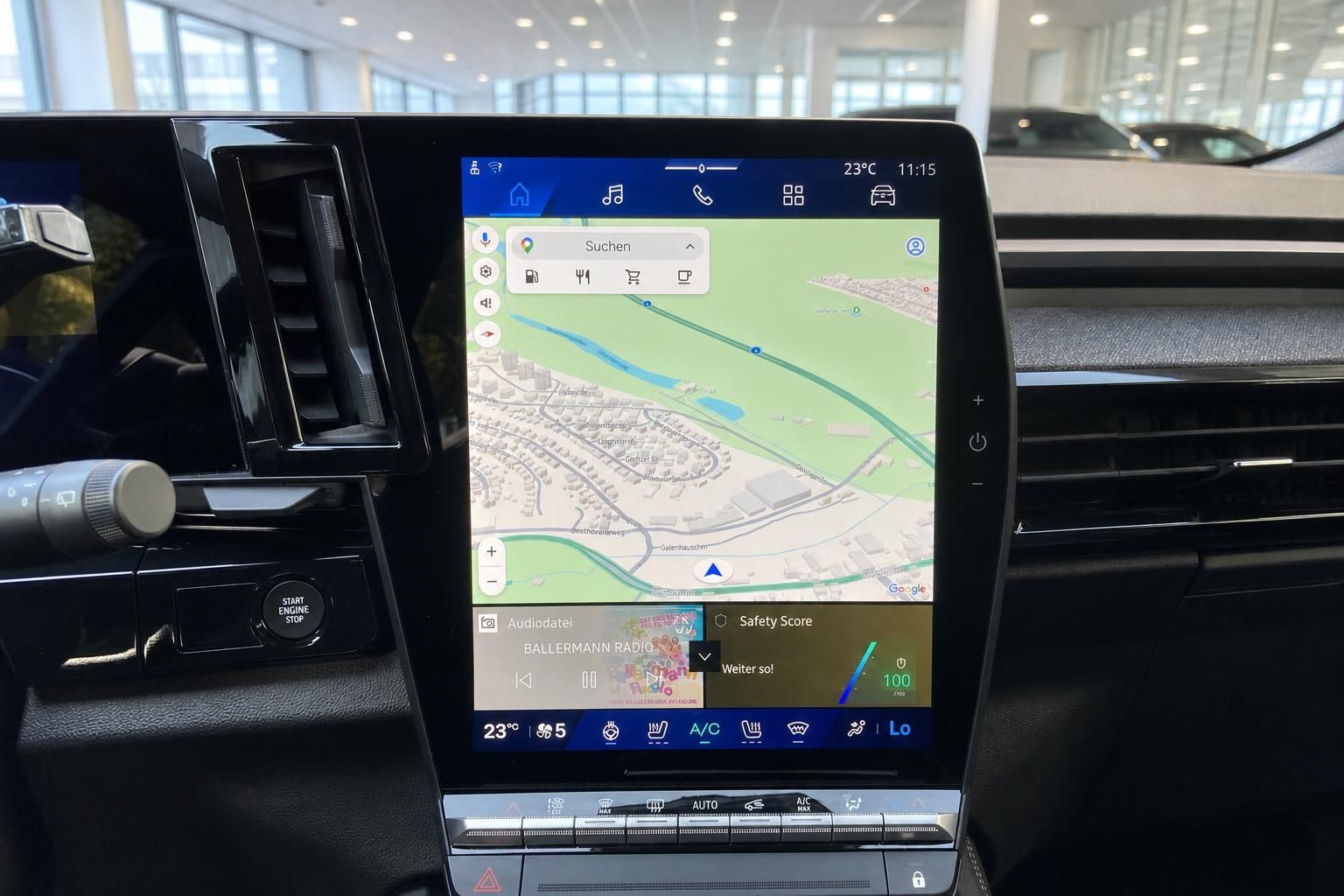 Infotainment-Display mit Navigationskarte im Fahrzeug-Cockpit