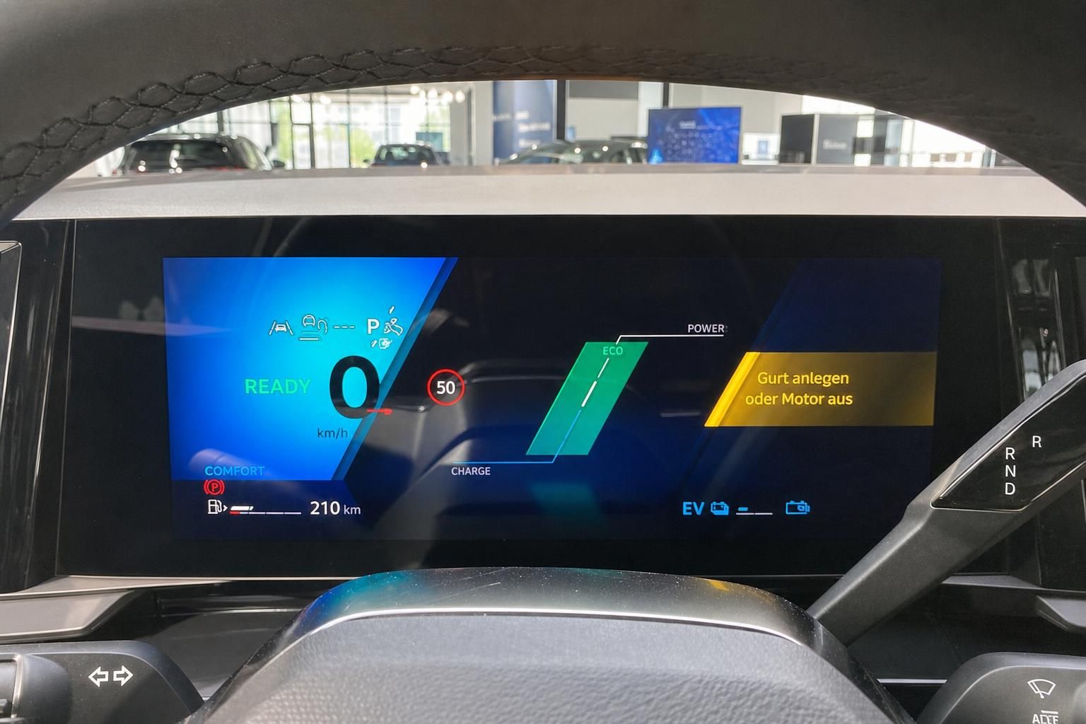 Digitales Kombiinstrument mit Tacho und Ladeanzeige im Elektrofahrzeug