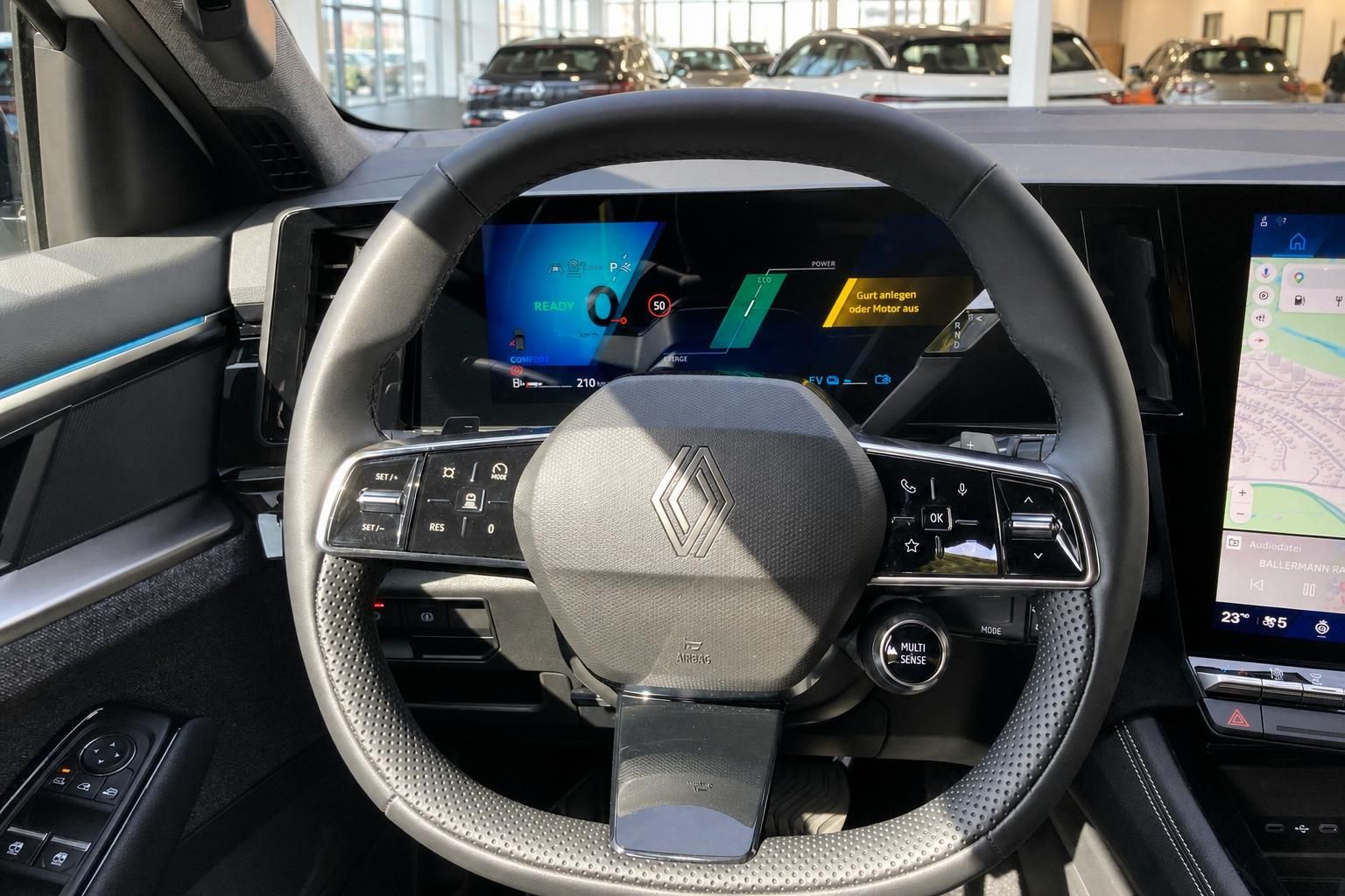 Lenkrad mit Bedienelementen und Cockpit-Display im Renault Innenraum