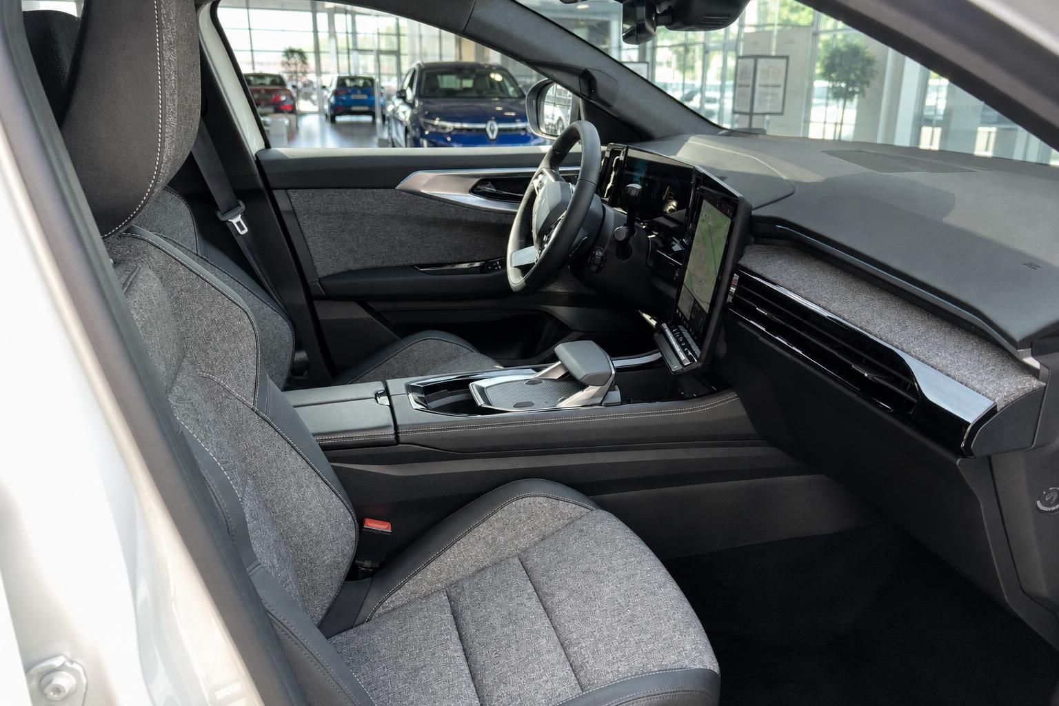 Innenraum mit Vordersitzen und Armaturenbrett im modernen Fahrzeug