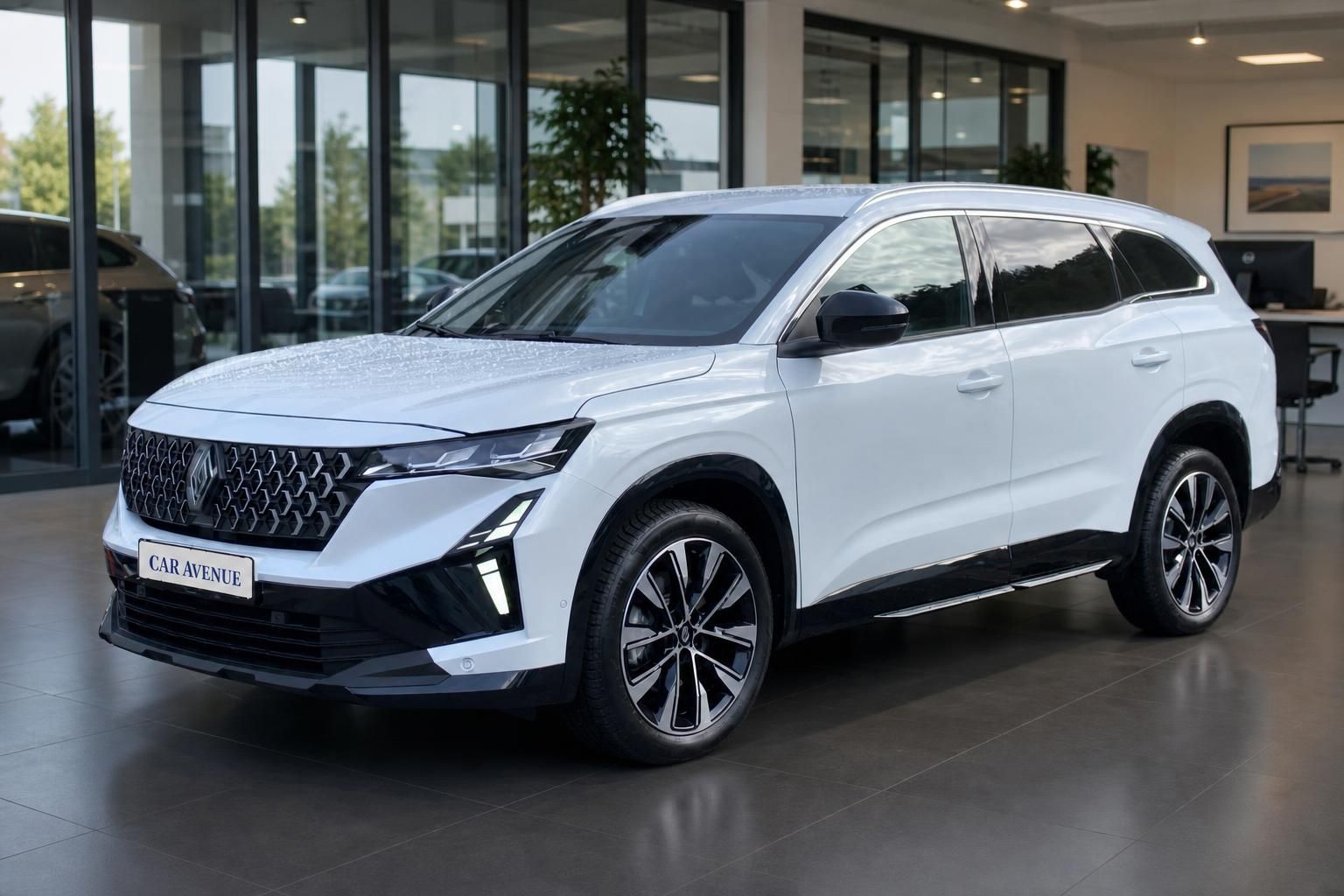 Renault Espace weiß in Frontansicht beim Autohaus Car Avenue