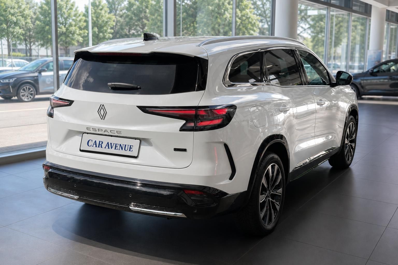 Renault Espace weiß Heckansicht im Autohaus Showroom