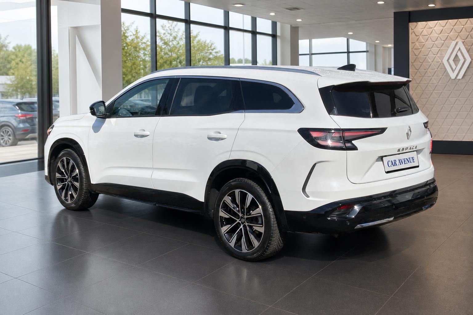 Renault Espace weiß Heck-Seitenansicht im Showroom