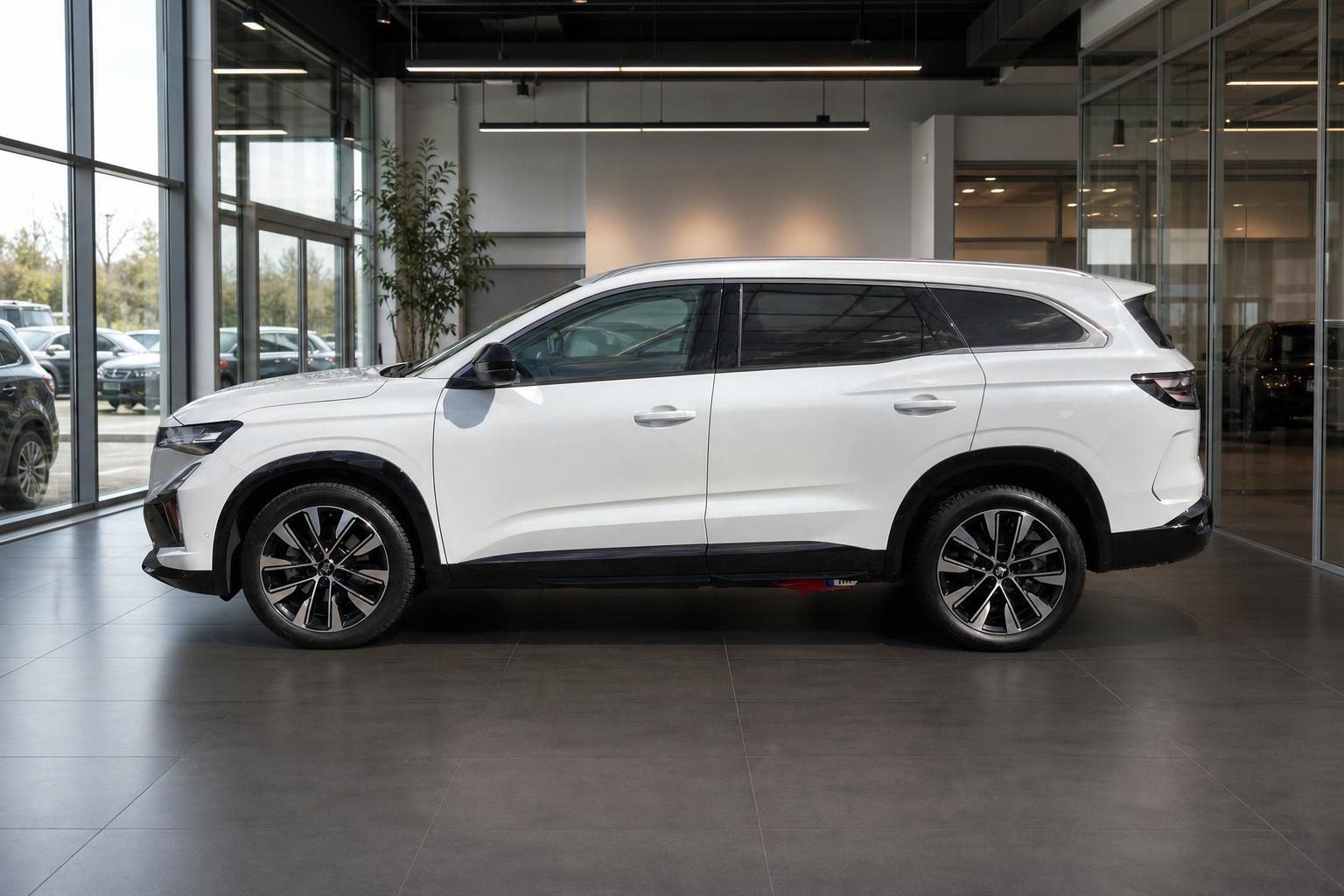 Renault Espace weiß Seitenansicht im Autohaus Showroom