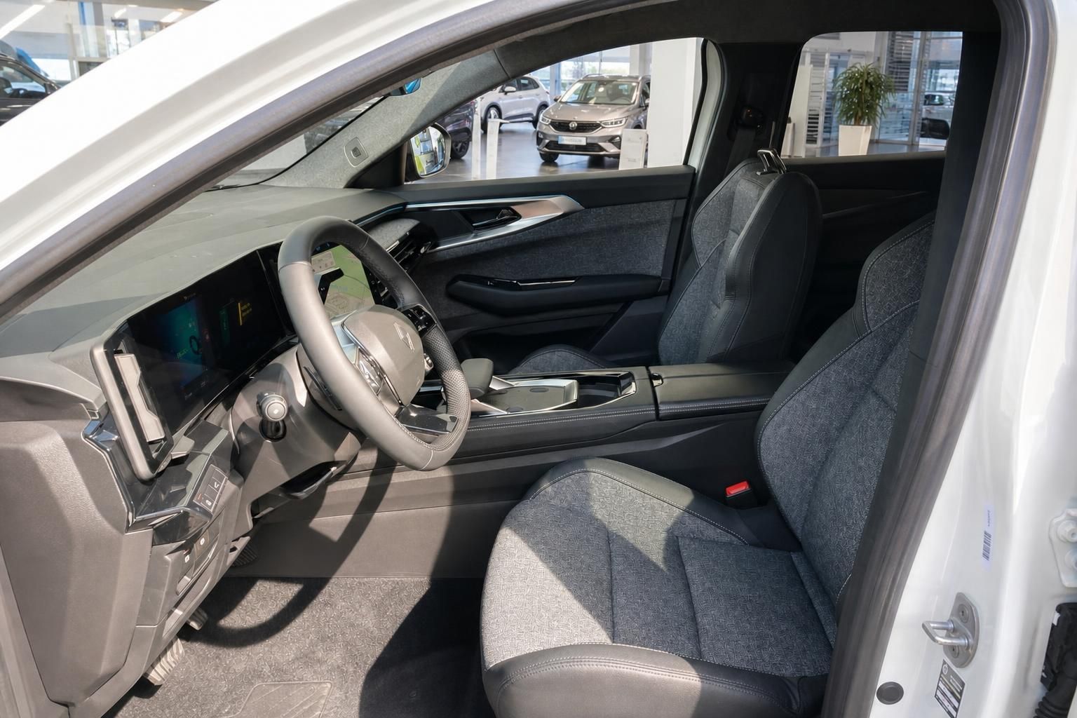 Renault Fahrerraum mit Lenkrad, Digitalcockpit und Vordersitzen