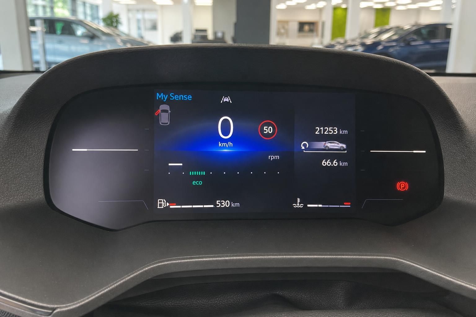 Digitales Kombiinstrument mit Tacho und Fahrzeugdisplay im modernen PKW