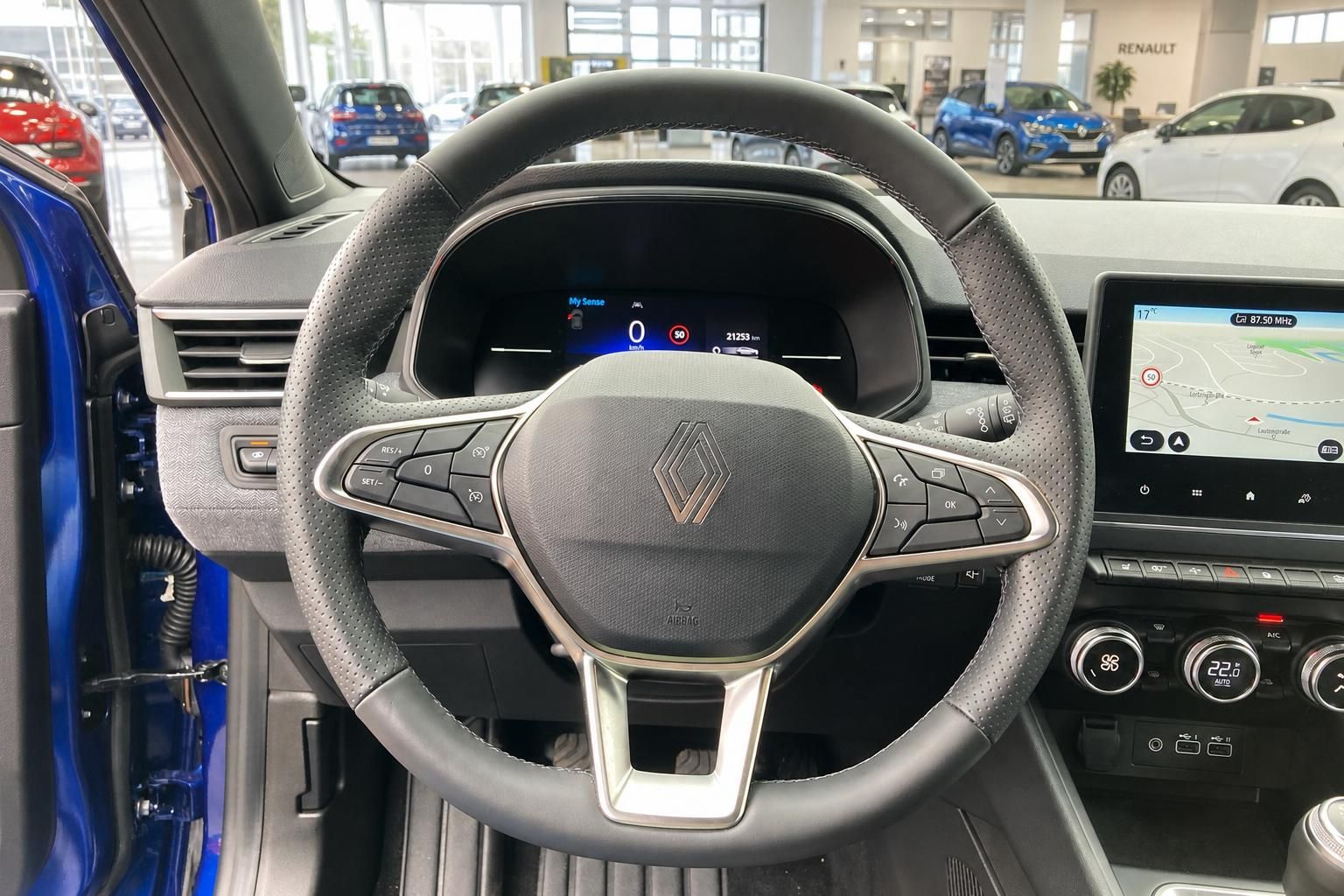 Renault Lenkrad mit Multifunktionstasten und digitalem Cockpit Display