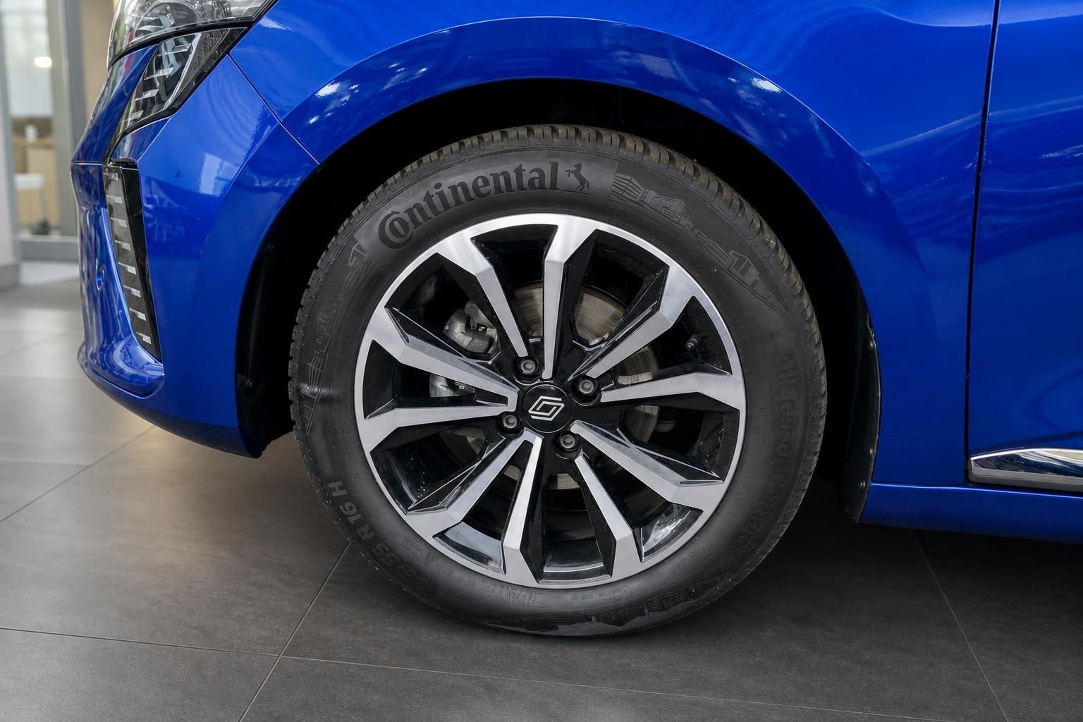 Blaues Fahrzeug Rad mit Continental Reifen und Renault Leichtmetallfelge