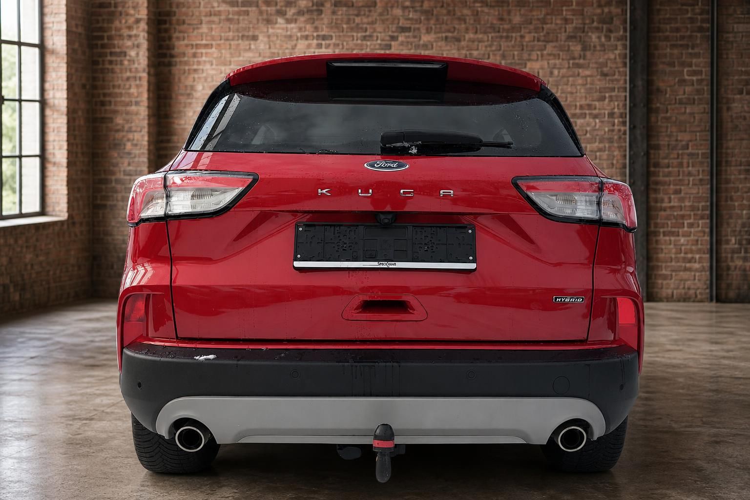 Ford Kuga Hybrid rot, Heckansicht in historischer Industriehalle