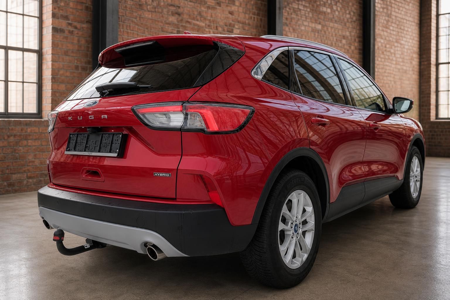 Ford Kuga Hybrid rot, Heck-Seitenansicht mit Anhaengerkupplung